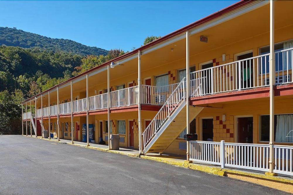 Econo Lodge Near Bluefield College Bagian luar foto