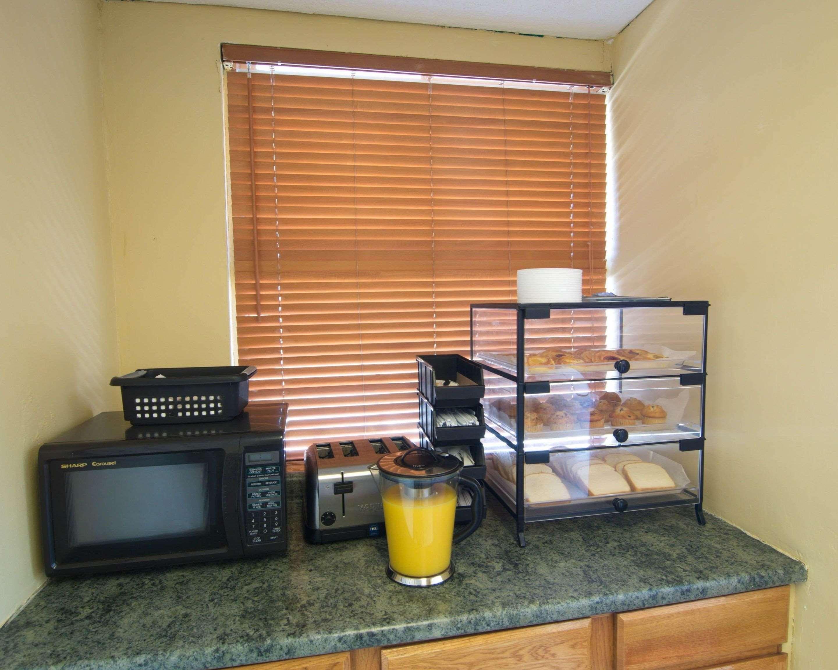 Econo Lodge Near Bluefield College Bagian luar foto