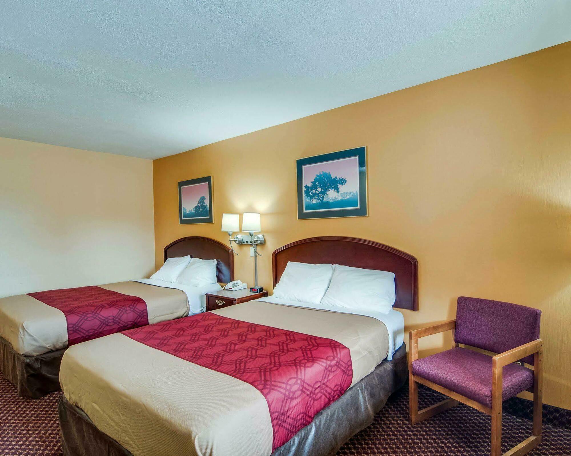 Econo Lodge Near Bluefield College Bagian luar foto